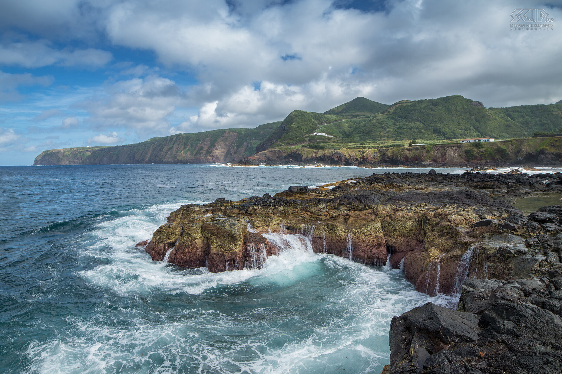 Mosteiros De rotkusten met watervalletjes aan de noordelijk rand van Mosteiros in het uiterste westen van São Miguel. Stefan Cruysberghs